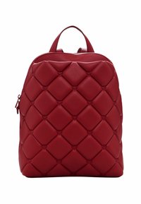 Mochila de piel acolchada roja de forma redondeada, con un asa en la parte superior y cierre de cremallera, acentuada por un patrón de diamante.