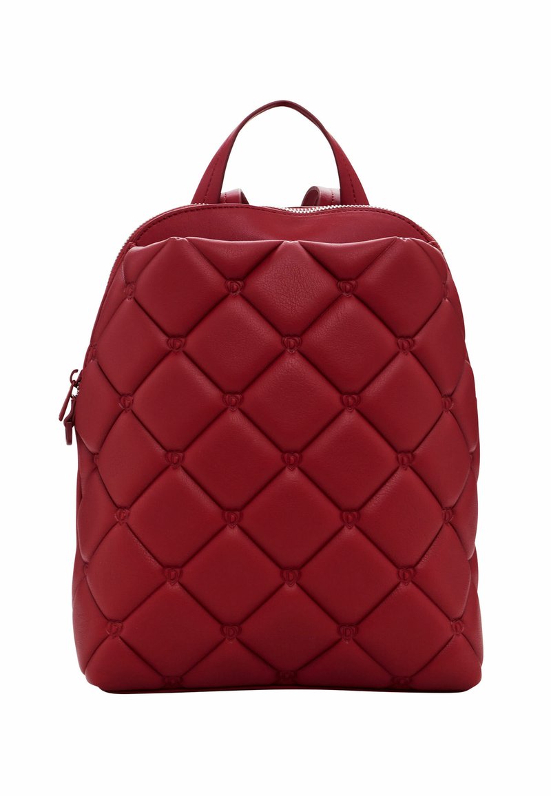 Mochila de piel acolchada roja de forma redondeada, con un asa en la parte superior y cierre de cremallera, acentuada por un patrón de diamante.