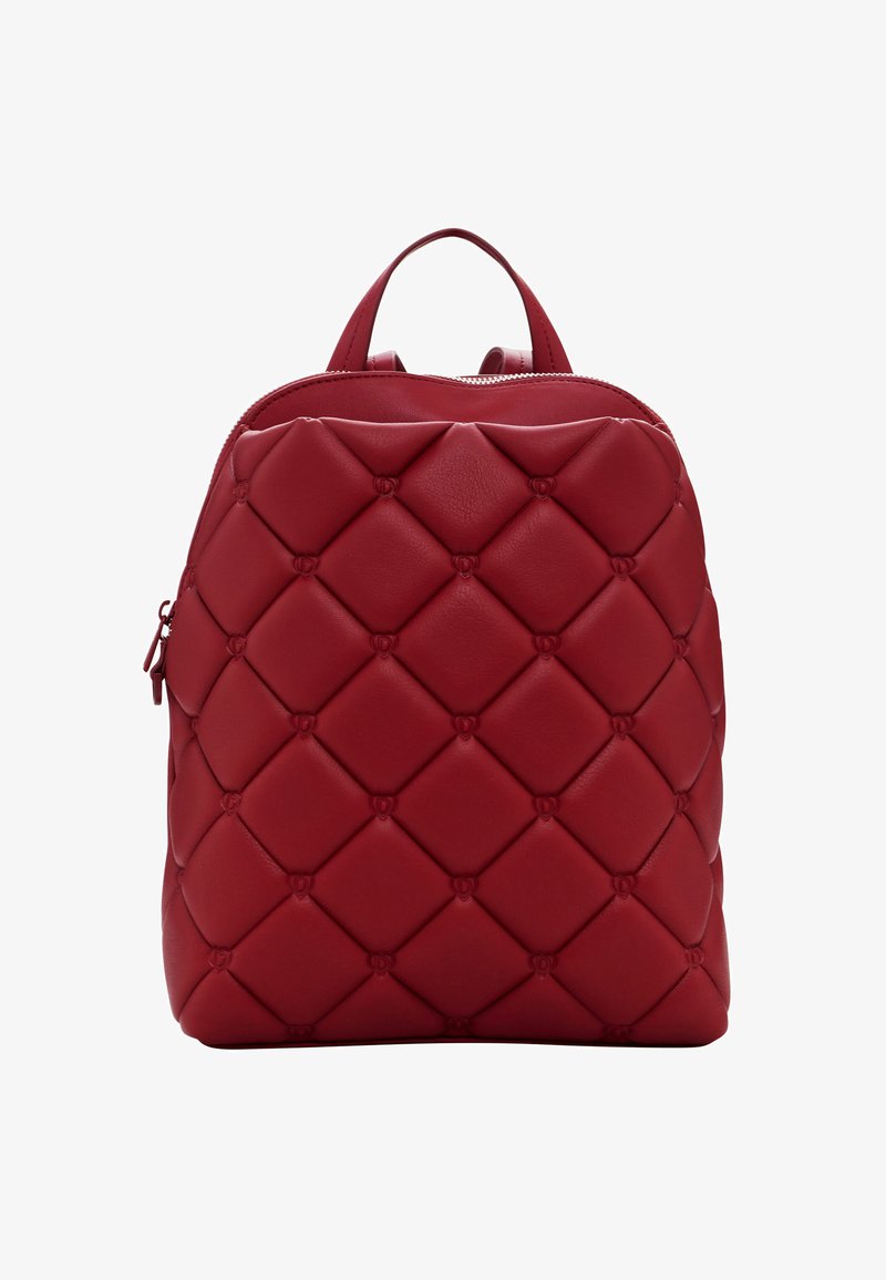 Czerwony pikowany skórzany plecak w zaokrąglonym kształcie, z górnym uchwytem i zapięciem na zamek, zdobiony wzorem diamentowym.