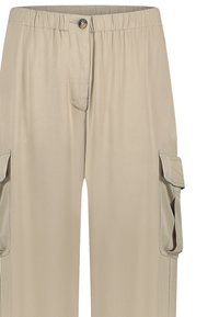 Beige cargobroek gemaakt van gladde stof, met een elastische tailleband, een knoopsluiting en twee zijzakken met kleppen.