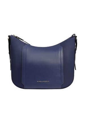 Borsa a tracolla in pelle blu navy con design curvo, patta frontale, cerniera argentata e piccola targhetta con logo argentato al centro nella parte inferiore.