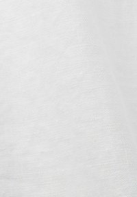 Weißes, strukturiertes Gewebe, das ein glattes, gewebtes Muster mit subtilen Schattierungsvariationen und Faden-Sichtbarkeit zeigt, was auf Leinenmaterial hinweist.