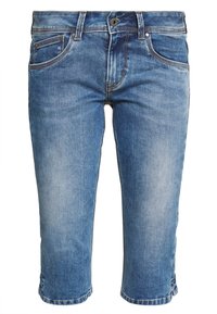 Pantalones cortos de mezclilla en azul claro con un acabado deslavado, que cuentan con un diseño de cinco bolsillos, cierre frontal con botón y dobladillos enrollados.