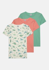 Tre t-shirts: en creme med grønne dinosaurtryk, en rød med hvide striber, og en ensfarvet grøn. Alle har rund hals og korte ærmer.