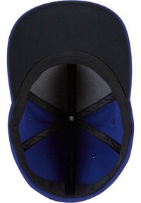 Cappello blu con visiera nera. All'interno presenta una fodera in tessuto grigio liscio e un punto di cucitura circolare. Progettato con otto pannelli e fascia assorbente.