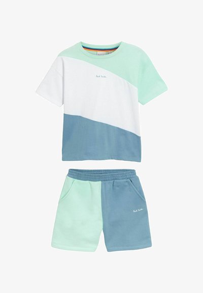 Kokvilnas īsā komplekts ar piparmētru zaļu, baltu un zilu krāsu blokveida dizainu. T-krekls ar īsām piedurknēm; šortiem ir elastīga jostasvieta un sānu kabatas.