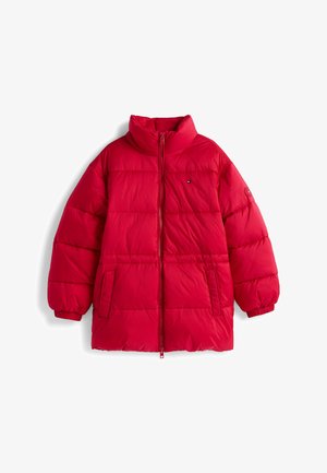 Rode gewatteerde jas met hoge kraag, ritssluiting en twee voorklauwen. Bevat horizontale stiksels en elastische manchetten.