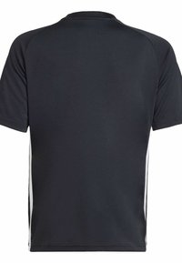 Camiseta deportiva negra de manga corta, con rayas blancas en los laterales y cuello redondo. Fabricada en un material suave y ligero.