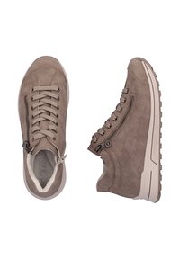 Baskets décontractées en daim taupe avec lacets et fermetures éclair latérales, col rembourré et semelles en caoutchouc beige texturées, vues de dessus et de côté.