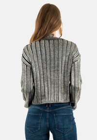 Maglione accollato cropped ribbed in argento e nero con maniche lunghe, caratterizzato da un motivo a maglia texturizzato e un bordo a contrasto.