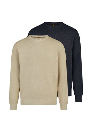 Twee gebreide trui met ronde hals in textuur, één beige aan de voorkant en één donkerblauw daarachter, gepresenteerd op een witte achtergrond.