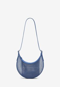 Blaues Netz-Handtasche mit einer geschwungenen Form, Lederakzenten und einem dünnen Schultergurt. Verfügt über einen Reißverschluss und ein diamantähnliches Muster.