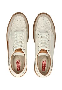 Sneakers in pelle bianca con dettagli marroni, particolari traforati, lacci piatti e suole in gomma con logo del marchio sulle solette.