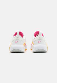 Nike Performance INFINITY FLOW UNISEX - Hardloopschoenen voor op de weg - summit white/arctic orange/pinksicle/university gold