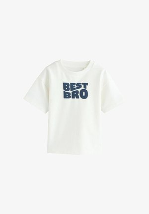 T-shirt blanc à manches courtes pour tout-petit avec le texte en caractères gras bleu marine « BEST BRO » centré sur le devant.