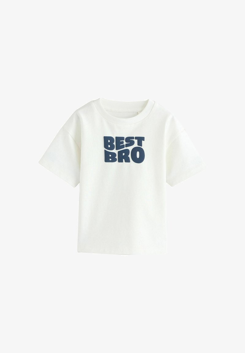 Camiseta blanca de manga corta para niños pequeños con texto en negrita azul marino que dice "MEJOR HERMANO" centrado en el frente.