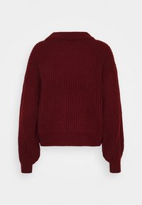 Pull tricoté bordeaux avec une texture côtelée, des manches larges et une coupe courte, présentant un col classique et des détails subtils.