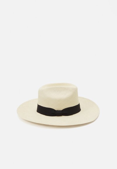 Chapeau en paille à larges bords de couleur naturelle, avec un bandeau en ruban noir et un détail de noeud. La texture est tissée avec une finition lisse.