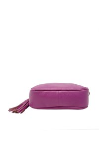 Pochette di pelle viola con una texture liscia, forma rotonda e dettagli con nappine laterali. Chiusura con zip, con un design a tinta unita.