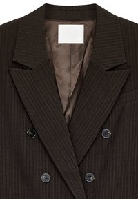 Tmavohnedý dvojradový blejzer s pruhovanou textúrou, širokými klopami a čiernymi gombíkmi. Interiér podšitý zodpovedajúcou jednoliatou farbou.