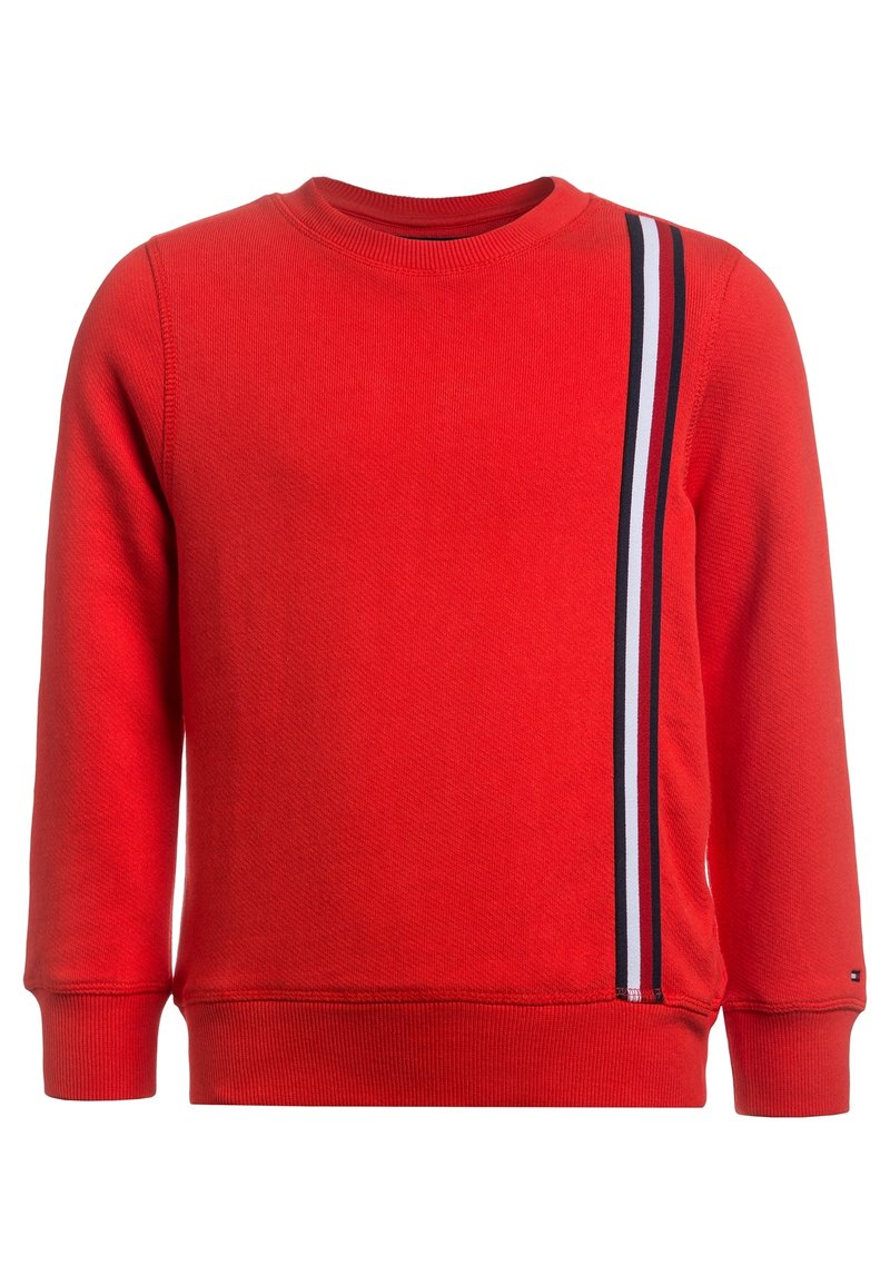 Červená mikina s texturovaným povrchem. Má kulatý výstřih a vertikální pruhový design v černé, bílé a námořnické modré na jedné straně. Dlouhé rukávy.