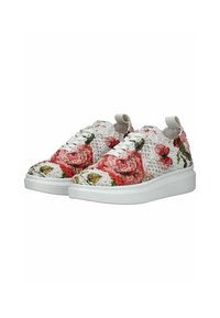 Sneakers con motivo floreale, con tomaia in rete bianca e vivaci rose rosse. Presentano suola in gomma bianca e chiusura con lacci.