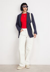 Tommy Jeans SLIM BADGE TEE - Jednoduché tričko - deep crimson