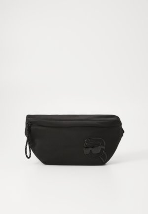 Mustast nailonist kotikott, millel on tõmblukk, küljes läikiv must logo karakterist ja reguleeritav rihm.