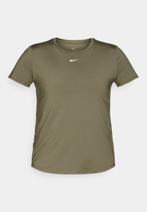 Olivinės spalvos trumpomis rankovėmis Nike marškinėliai su apvaliu kaklu, pagaminti iš lygaus audinio, turi mažą baltą logotipą ant krūtinės.