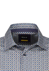 Camicia a maniche corte con motivo geometrico blu e bianco, colletto e patta dei bottoni. Il materiale è leggero con una texture liscia.