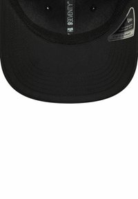 Schwarze Kappe mit flachem Schirm, aus glattem Stoff gefertigt. Verfügt über einen elastischen Snapback-Verschluss und dezente Details der Innenausstattung.