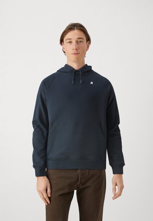 Felpa con cappuccio blu scuro in misto cotone. Presenta una tasca a marsupio, cappuccio con cordino e polsini a costine. Logo semplice sul petto.