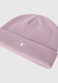Gorro de punto rosa con puño doblado, que presenta un pequeño logo bordado. Textura suave con un acabado liso.