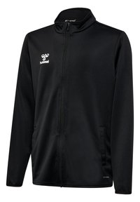 Zwarte zip-up jas gemaakt van zacht materiaal met een hoge kraag, voorzien van een wit logo op de linkerborst en zijzakken. Eenvoudig ontwerp.