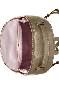 Zaino in pelle grigia con chiusura a cerniera, caratterizzato da una fodera interna rosa chiaro e una tasca organizzativa.