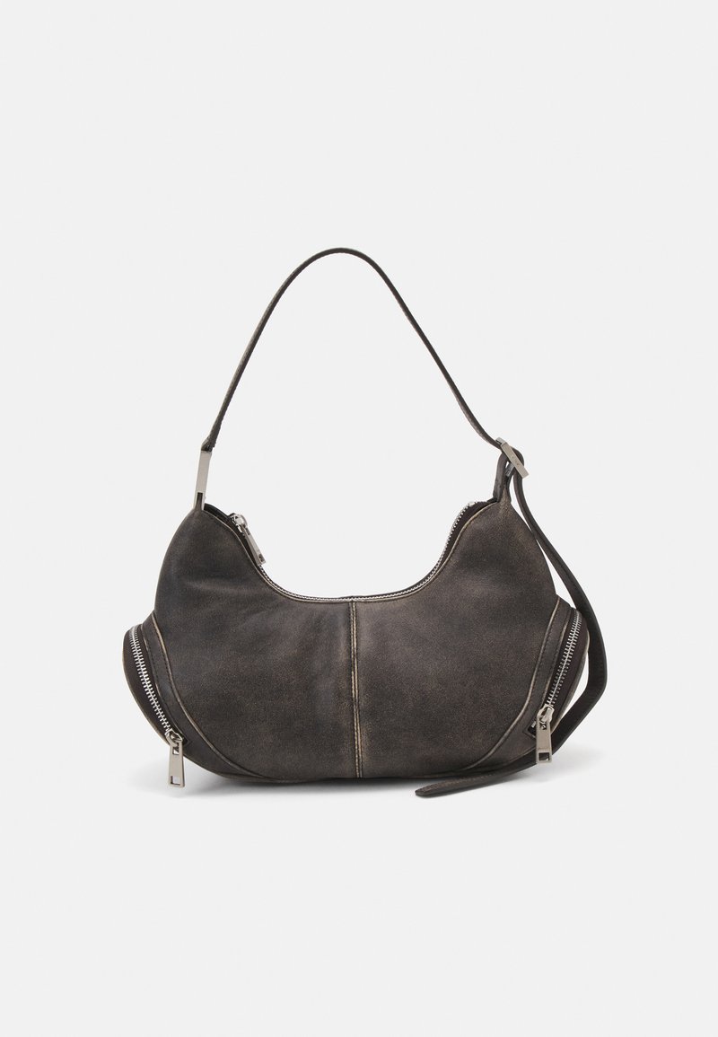 Borsa hobo in suede grigio scuro con forma curva, manico superiore e zip laterali con tiranti in metallo. Texture liscia e dettagli di cucitura ben visibili.