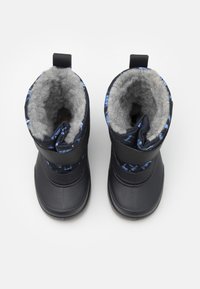 Svarta vattentäta stövlar med grå fleece-foder och blå mönstrad tyg. Har två svarta kardborreband och en rundad tådesign.