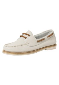 Scarpa da barca in pelle bianca con design a punta arrotondata, lacci marrone chiaro e dettagli di cucitura. Presenta una suola beige con tacco piatto.