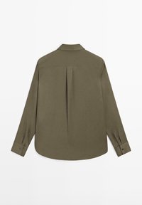 Camicia khaki a maniche lunghe, tessuto morbido, colletto classico, dettaglio con piega sul retro, orlo arrotondato, polsini con bottoni, design semplice senza motivi.