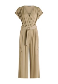 Khaki jumpsuit med korta ärmar, V-ringning, midjeband, vida ben och två sidofickor. Tillverkad av ett mjukt, flödande tyg.