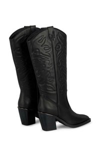 Botas de vaquero de cuero negro con costuras intrincadas, caña alta, punta afilada, tacón grueso y detalle de cremallera en la parte posterior.