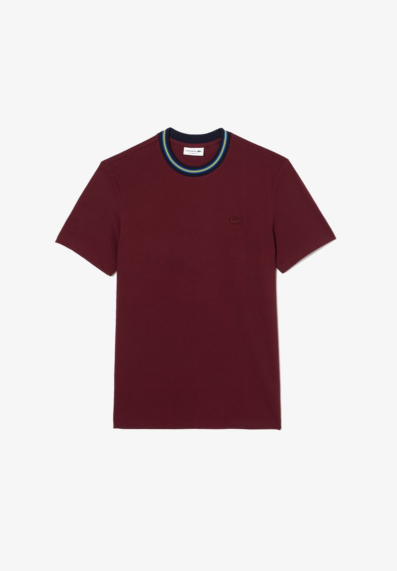 Camiseta de algodón color burdeos con un cuello redondo acanalado en azul marino y detalles multicolores. Presenta un pequeño logotipo bordado en el pecho.