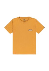 Camiseta de manga corta amarilla mostaza con pequeño logo de Quiksilver en el lado izquierdo del pecho y una pequeña etiqueta negra en la manga derecha.