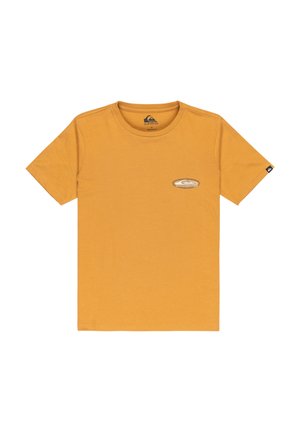 Hořčičkově žluté tričko s krátkým rukávem s malým logem Quiksilver na levé hrudi a malou černou nášivkou na pravém rukávu.