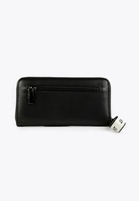 Černá obdélníková peněženka na zip s přední kapsou na zip a bílým poutkem, na kterém je černý text na jednoduchém bílém pozadí.