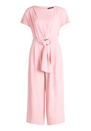 Weicher, rosa Jumpsuit mit kurzen Ärmeln, weitem Bein und passendem Stoffgürtel mit runder Schnalle in der Taille.