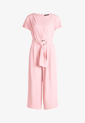 Weicher, rosa Jumpsuit mit kurzen Ärmeln, weitem Bein und passendem Stoffgürtel mit runder Schnalle in der Taille.