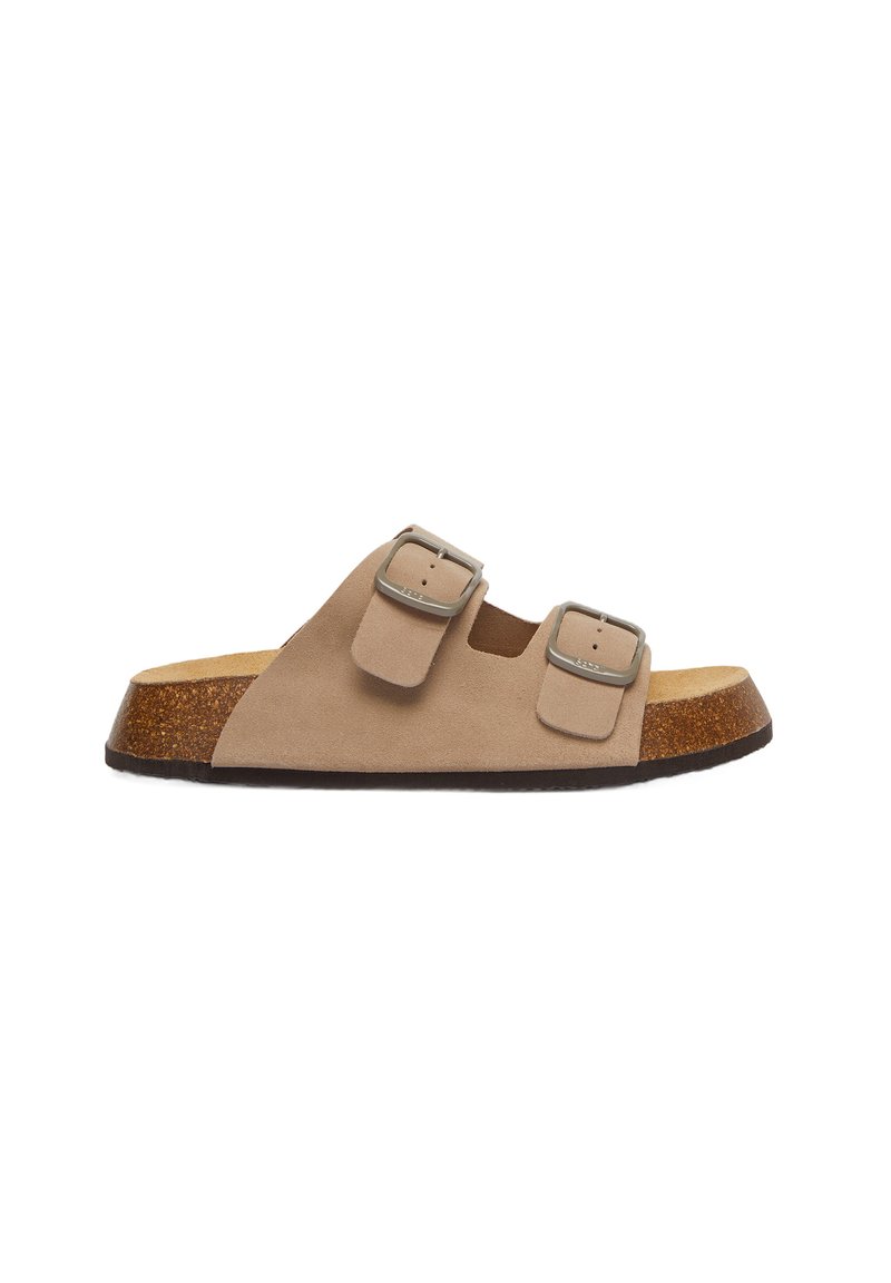 Ciabatta in suede beige con due fibbie argentate regolabili, sottopiede in sughero curvato e suola in gomma marrone texturizzata.