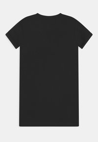 Czarna koszulka z krótkim rękawem, okrągłym dekoltem i prostym wzorem. Wykonana z miękkiej, gładkiej tkaniny o jednolitej teksturze. Bez wzorów ani grafik.
