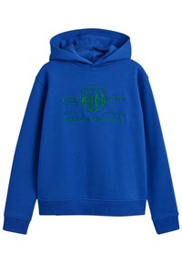 Blå hoodie i mjukt tyg, med en framsida med logga i grönt. Innehåller en känguruficka samt ribbade mudd och nederkant.